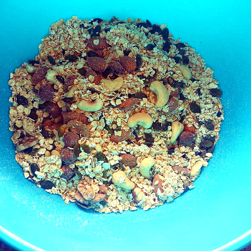 Image: nuts oats granola in a bowl